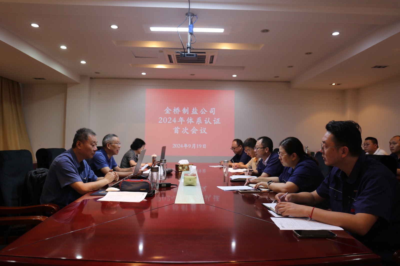 近日，金橋制鹽公司通過北京世標(biāo)認(rèn)證中心審核，給予食品安全管理體系、環(huán)境管理體系和職業(yè)健康安全管理體系認(rèn)證“保持認(rèn)證資格”的監(jiān)督審核結(jié)論，給予質(zhì)量管理體系認(rèn)證“再次注冊(cè)”的再認(rèn)證審核結(jié)論。通過審核，是對(duì)公司精細(xì)化管理成果的檢驗(yàn)，促進(jìn)公司內(nèi)控管理水平持續(xù)提升。（李曉月）