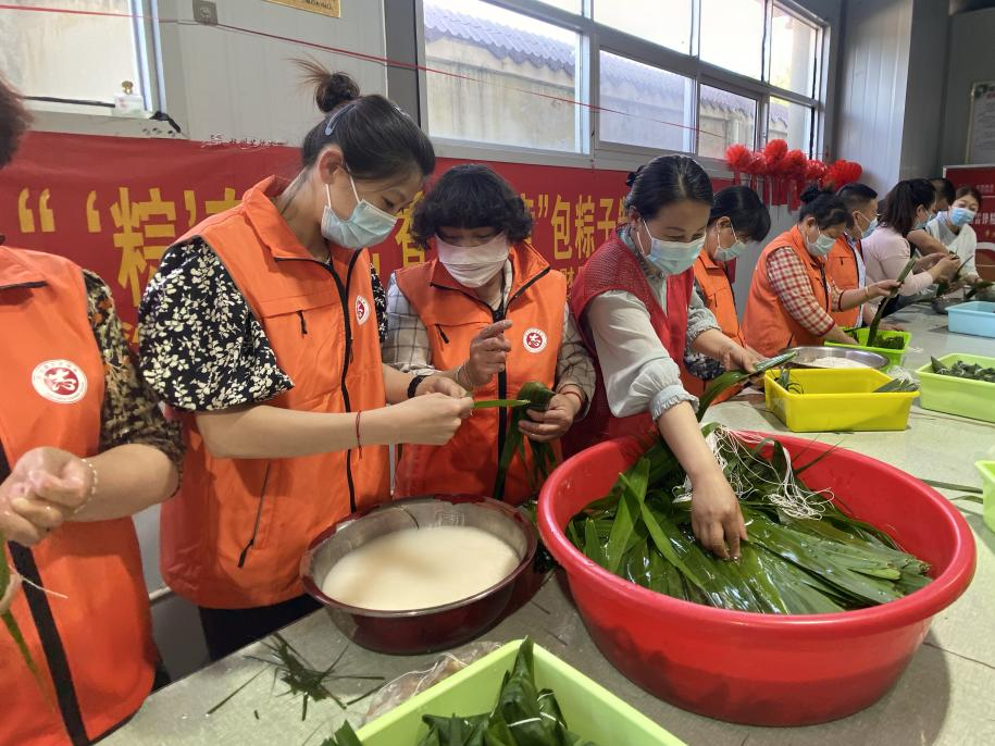 青口供電所黨支部聯(lián)合生產(chǎn)生活服務(wù)中心分會、黃沙坨社區(qū)，共同舉辦“悠悠艾草香 濃濃端午情”系列活動。.png